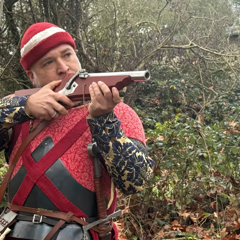 Foto: Ein Mann hält ein Geschoss (ähnlich einem Gewehr) in der Hand