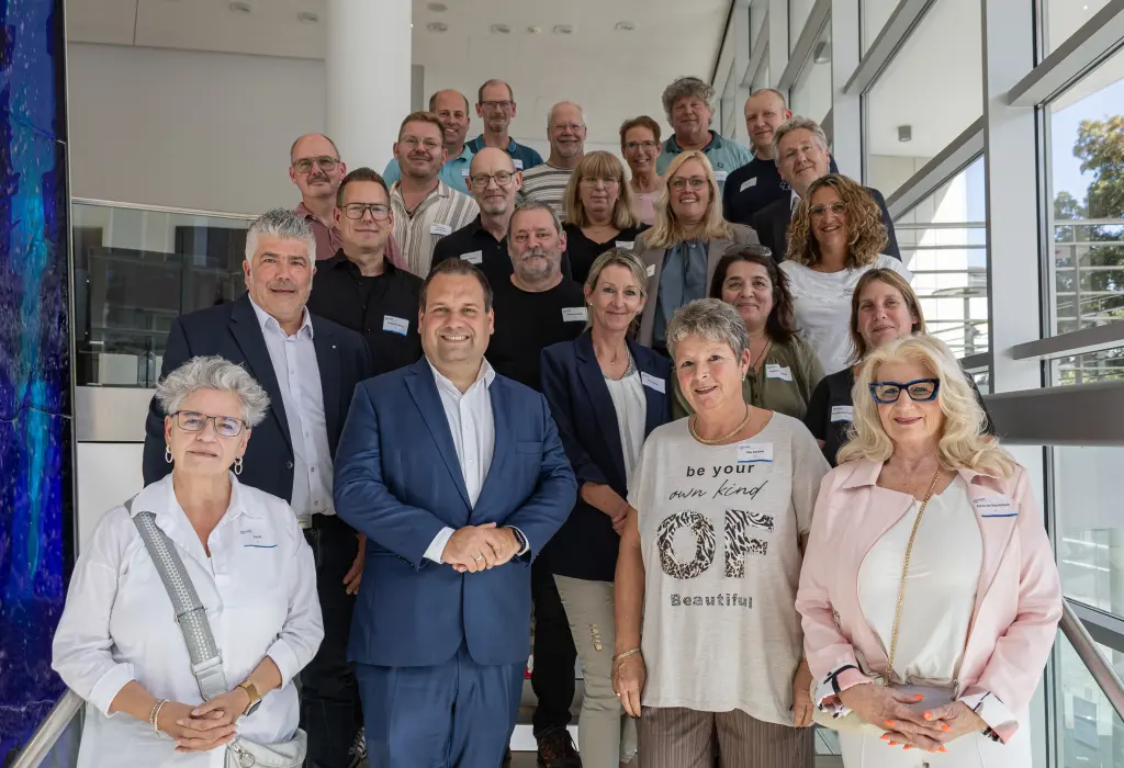 Foto: Eine Gruppe Menschen steht auf einer Treppe.