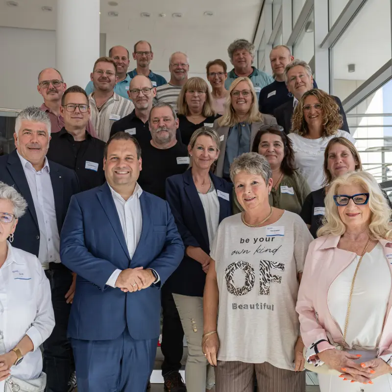 Foto: Eine Gruppe Menschen steht auf einer Treppe.