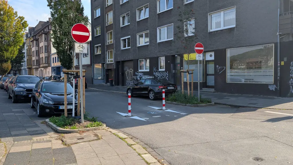 Foto: Die Zufahrt zur Augustastraße wird durch zwei rot-weiße Pfeiler versperrt.