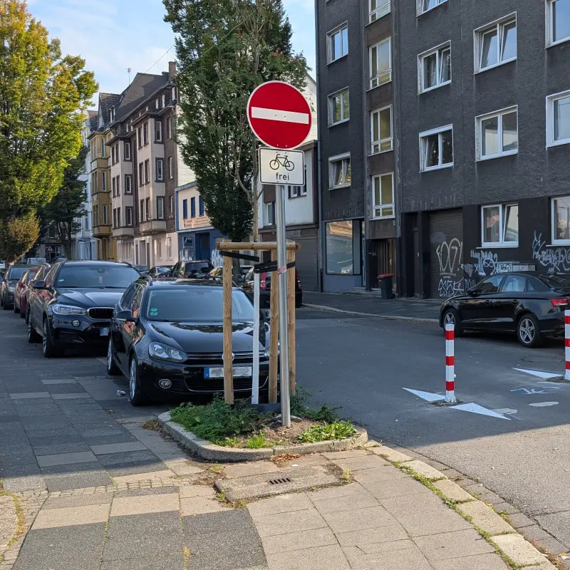 Foto: Die Zufahrt zur Augustastraße wird durch zwei rot-weiße Pfeiler versperrt.