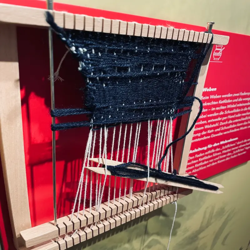 Foto: Abbildung eines Webrahmens.