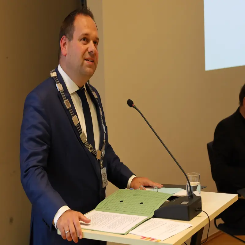 Foto: Oberbürgermeister Dennis Rehbein hält seine Antrittsrede vor dem Rat der Stadt Hagen.