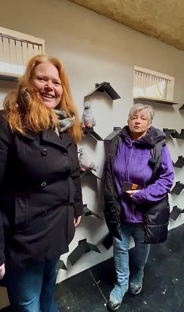 Foto: Dr. Andrea Piepenbrink (Amtliche Tierärztin, li.) und Birgit Ganskow (Tierschutzverein Hagen und Umgebung e.V., re.) stehen neben einem Taubencontainer.