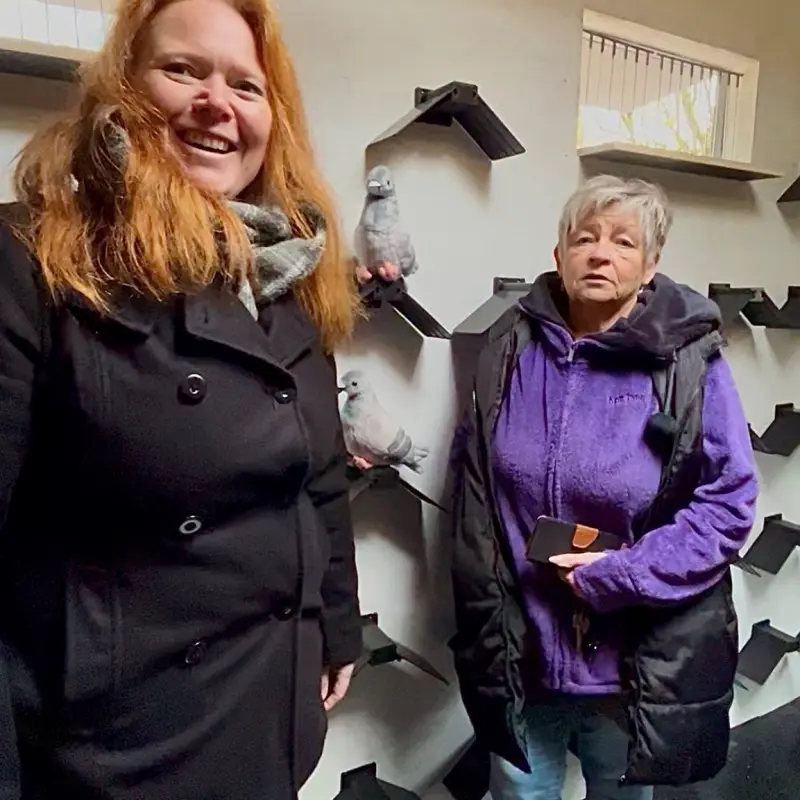 Foto: Dr. Andrea Piepenbrink (Amtliche Tierärztin, li.) und Birgit Ganskow (Tierschutzverein Hagen und Umgebung e.V., re.) stehen neben einem Taubencontainer.