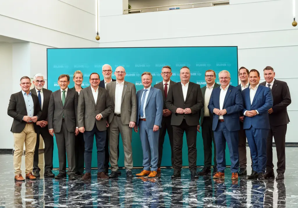 Foto: Die neuen Mitglieder des Kommunalrats stehen nebeneinandern und lächeln in die Kamera.