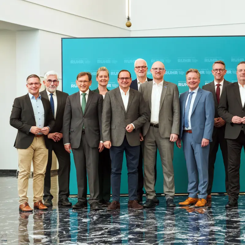 Foto: Die neuen Mitglieder des Kommunalrats stehen nebeneinandern und lächeln in die Kamera.