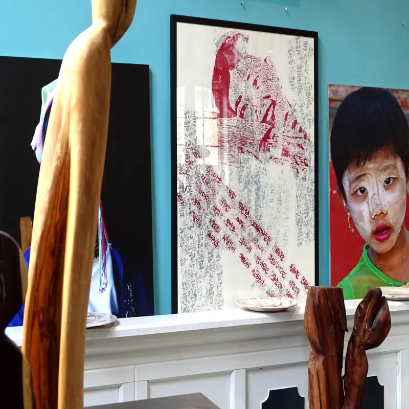 Foto: Zu sehen sind verschiedene Kunstwerke und abstrakte Gemälde in einem Atelier.