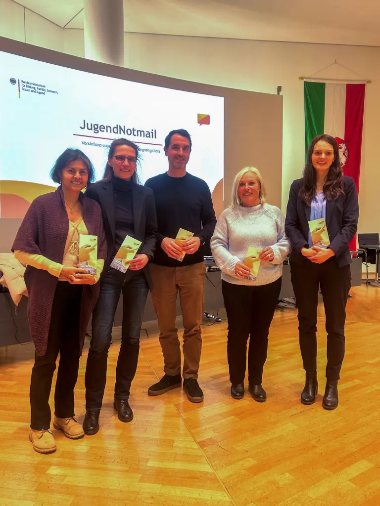 Foto: Die Beteiligten freuen sich über die Kooperation der Stadt Hagen und dem Angebot JugendNotmail.