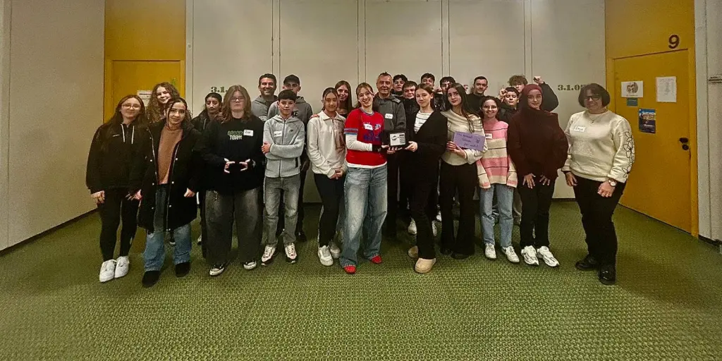 Foto: Zu sehen sind die Teilnehmenden Jugendlichen sowie die Workshopleitung auf einem Gruppenfoto