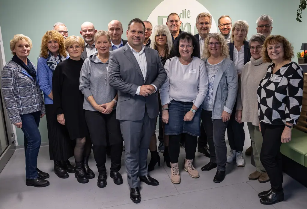 Gruppenfoto: Zur Feier ihrer Jubil&auml;en empfing Oberb&uuml;rgermeister Dennis Rehbein Mitarbeitende der Stadtverwaltung im Rathaus.