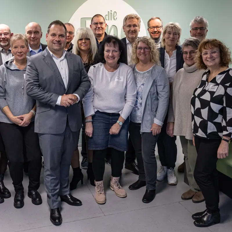 Gruppenfoto: Zur Feier ihrer Jubiläen empfing Oberbürgermeister Dennis Rehbein Mitarbeitende der Stadtverwaltung im Rathaus.