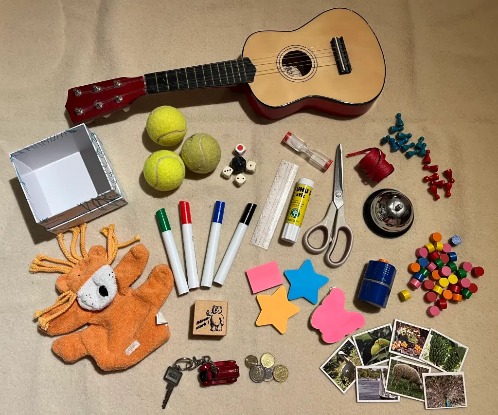 Foto: Zu sehen sind verschiedene kretive Materialien, wie Sifte, Bastelutensilien, Tennisb&auml;lle oder eine Gitarre.