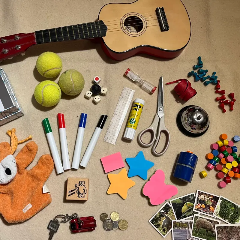 Foto: Zu sehen sind verschiedene kretive Materialien, wie Sifte, Bastelutensilien, Tennisb&auml;lle oder eine Gitarre.