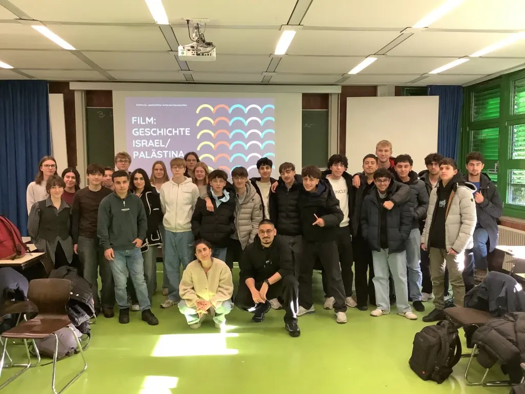 Gruppenfoto: Sch&uuml;lerinnen und Sch&uuml;ler der zehnten Klasse am Gymnasium Hohenlimburg und die Referierenden freuen sich &uuml;ber den erfolgreichen Workshop.