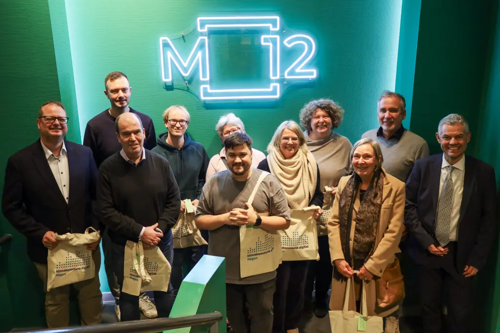 Gruppenfoto: Im M12 der HAGEN.WIRTSCHAFTSENTWICKLUNG erhielten die erfolgreichsten Teilnehmenden des Klimathon diverse Preise.