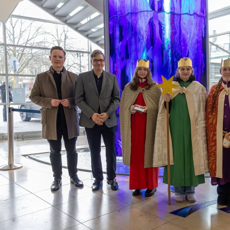 Gruppenfoto: Oberb&uuml;rgermeister Dennis Rehbein begr&uuml;&szlig;te gemeinsam mit dem Beigeordneten Dr. Andr&eacute; Erpenbach die Sternsingerinnen sowie den Vikar Mike Hottmann.