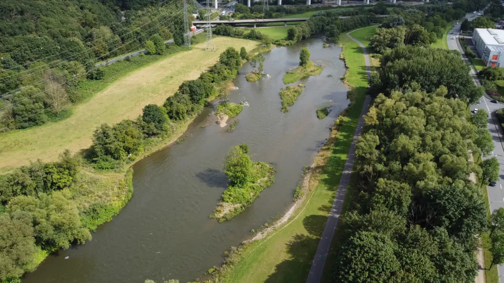 Foto: Luftbild der Lenne mit gr&uuml;nem Ufer.