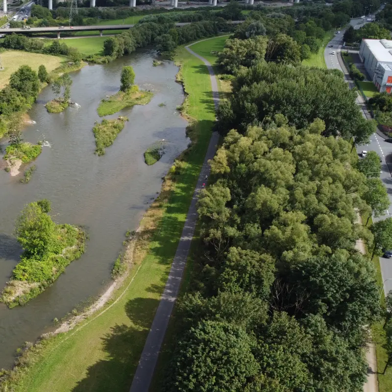 Foto: Luftbild der Lenne mit gr&uuml;nem Ufer.