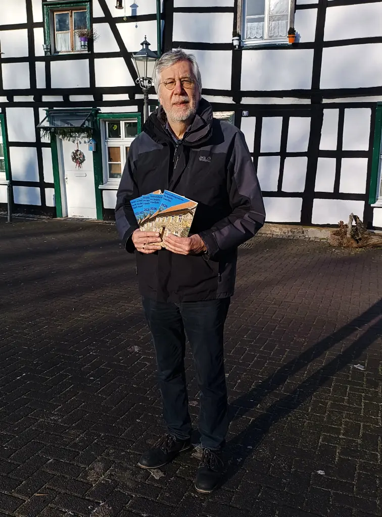 Foto: Michael Dahme pr&auml;sentiert den neuen Veranstaltungskalender f&uuml;e Eilpe/Dahl.