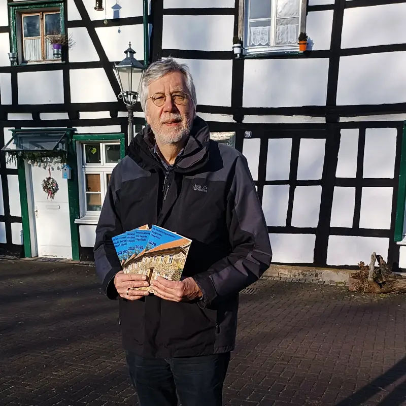 Foto: Michael Dahme pr&auml;sentiert den neuen Veranstaltungskalender f&uuml;e Eilpe/Dahl.