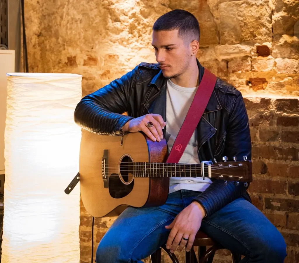 Foto: Zu sehen ist Ermal Kabashi mit einer klassischen Gitarre.