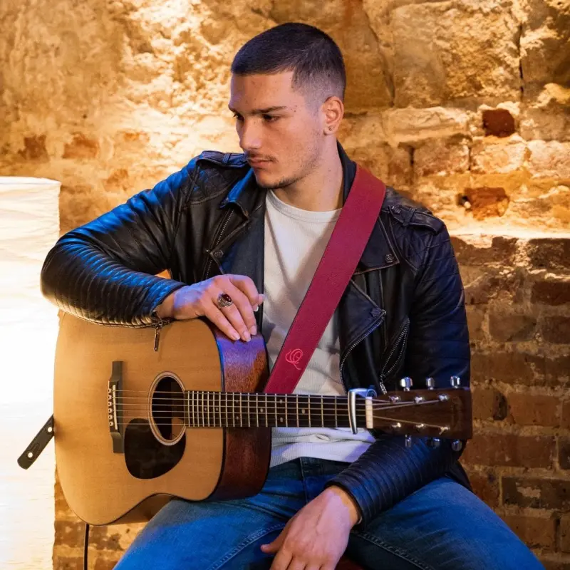 Foto: Zu sehen ist Ermal Kabashi mit einer klassischen Gitarre.