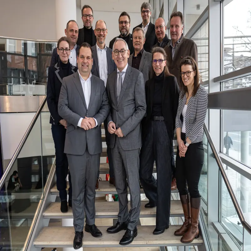 Gruppenfoto: Bezirksregierung Arnsberg mit Regierungspr&auml;sident Heinrich B&ouml;ckel&uuml;hr und der Verwaltungsvorstand der Stadt Hagen um Oberb&uuml;rgermeister Dennis Rehbein.
