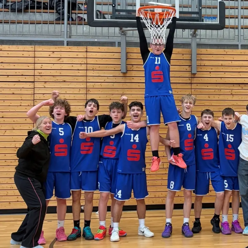 Foto: Mannschaftsfoto der erfolgreichen U18-Basketballer des Christian-Rohlfs-Gymnasiums.