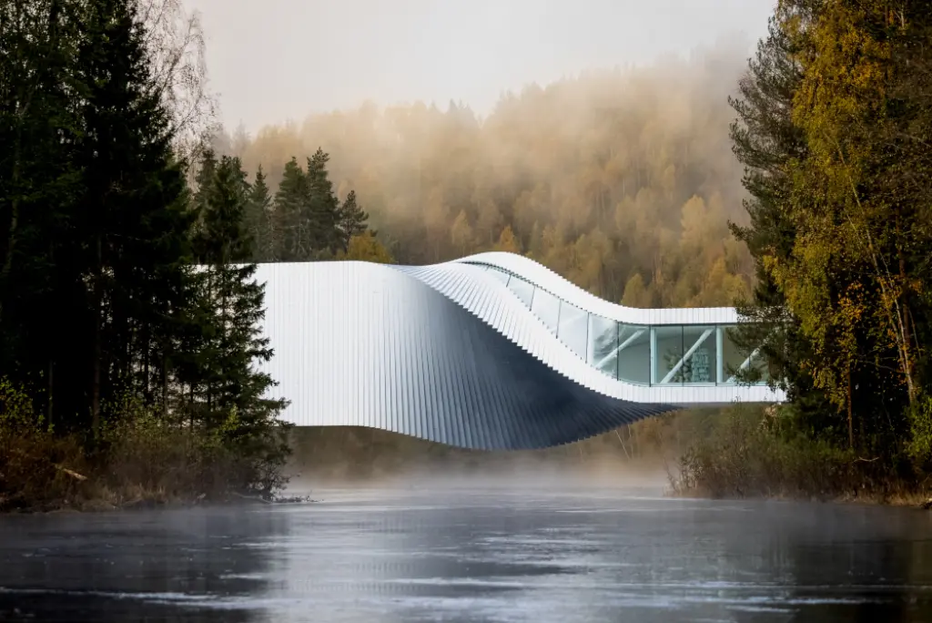 Foto: Au&szlig;enaufnahme der verdrehten Br&uuml;cke des Kistefos Museums.