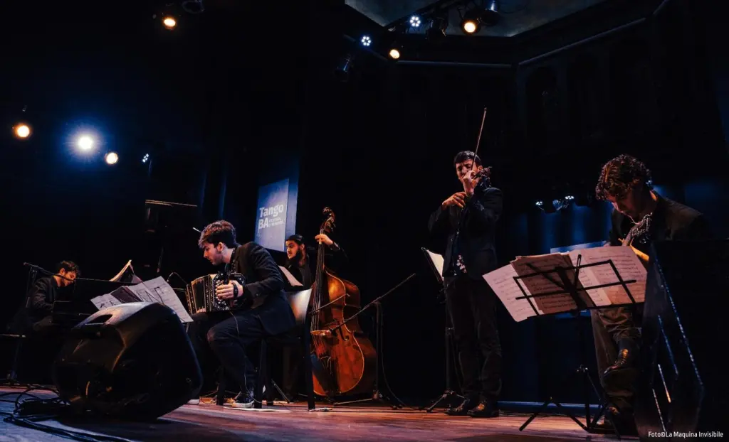 Foto: Zu sehen ist das Quintett &bdquo;La M&aacute;quina Invisible&ldquo; bei einer Auff&uuml;hrung auf der B&uuml;hne.