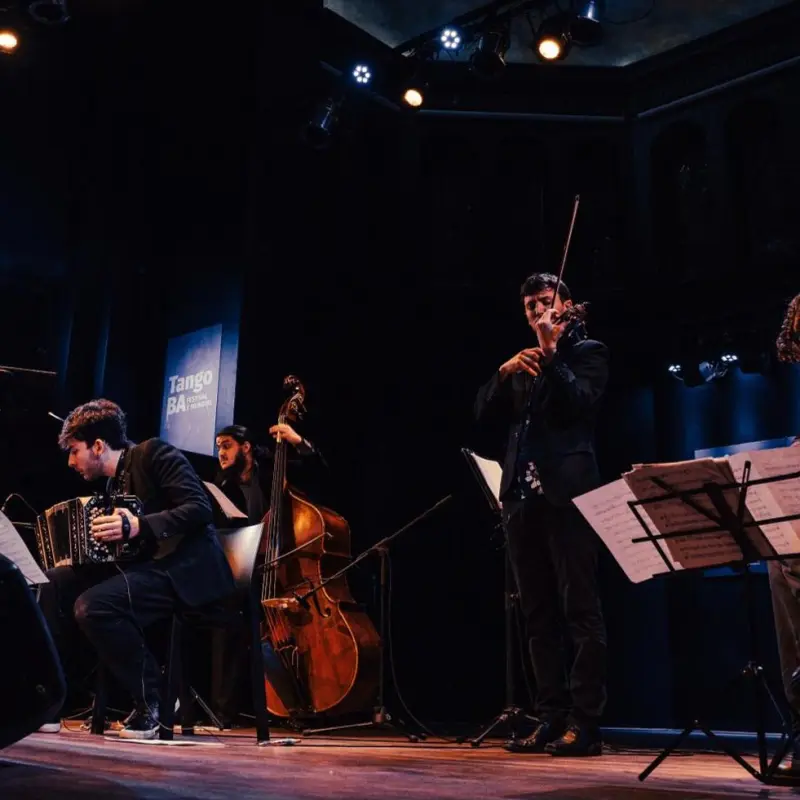 Foto: Zu sehen ist das Quintett &bdquo;La M&aacute;quina Invisible&ldquo; bei einer Auff&uuml;hrung auf der B&uuml;hne.