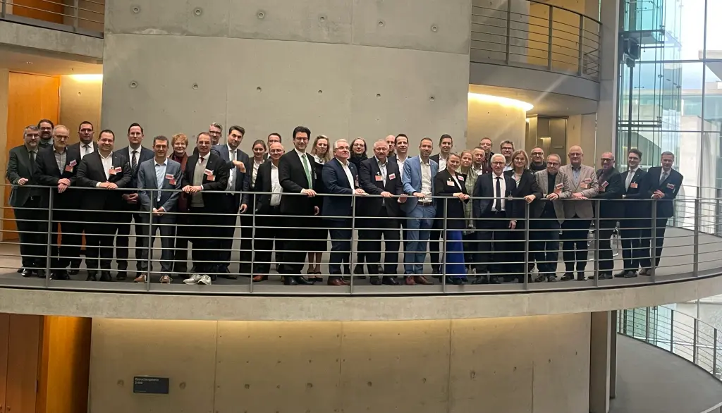 Das Foto zeigt die Vertreterinnen und Vertreter des Aktionsb&uuml;ndnisses im Paul-L&ouml;be-Haus des Deutschen Bundestags.