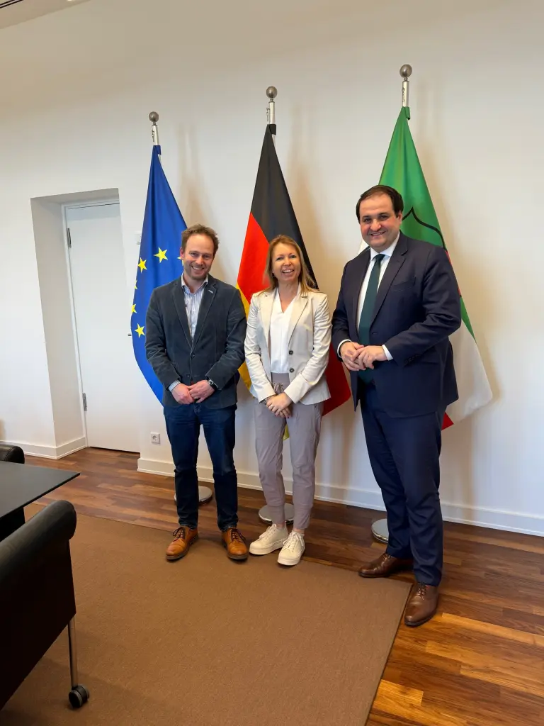 Foto: v.l.: Martin Murrack, Sprecher des Aktionsb&uuml;ndnisses, Nicole Borninghoff, Gesch&auml;ftsf&uuml;hrerin des Aktionsb&uuml;ndnisses, und Nathanael Liminski, Chef der NRW-Staatskanzlei.