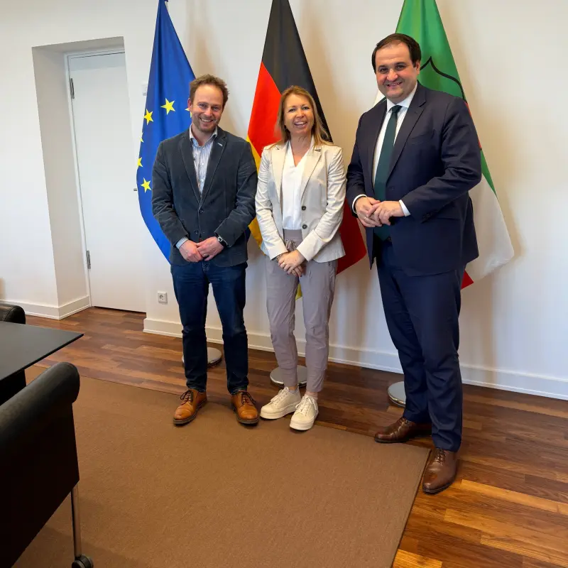 Foto: v.l.: Martin Murrack, Sprecher des Aktionsb&uuml;ndnisses, Nicole Borninghoff, Gesch&auml;ftsf&uuml;hrerin des Aktionsb&uuml;ndnisses, und Nathanael Liminski, Chef der NRW-Staatskanzlei.
