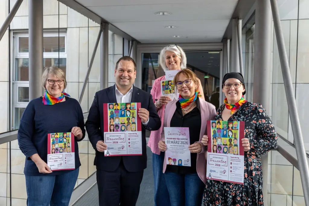 Gruppenfoto: Oberb&uuml;rgermeister und Schirmherr Dennis Rehbein sowie das Team der Gleichstellungsstelle der Stadt Hagen freuen sich auf den Frauen-Info-Tag in der Volme Galerie.