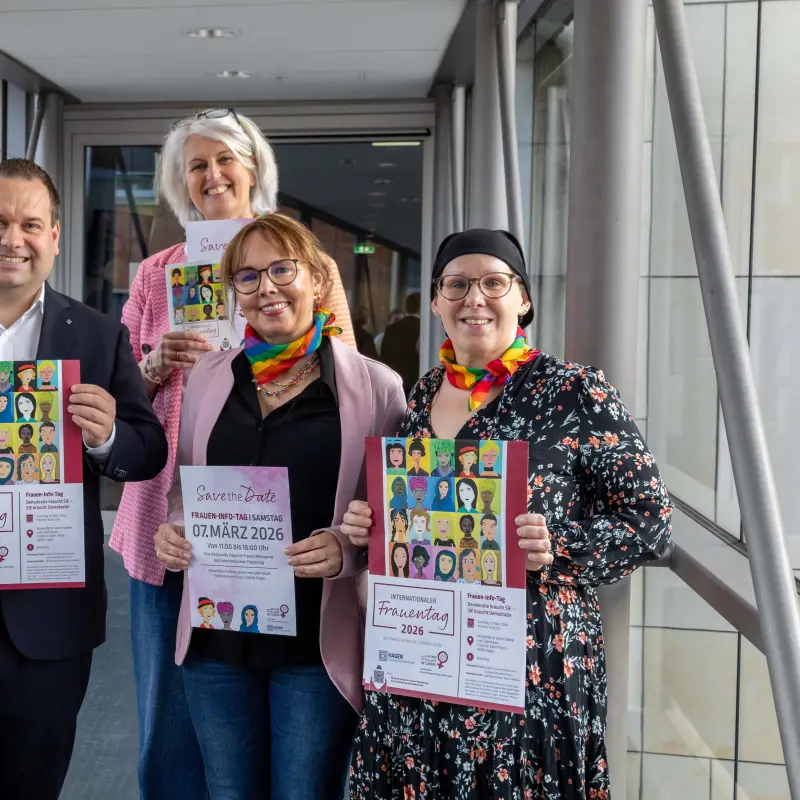 Gruppenfoto: Oberb&uuml;rgermeister und Schirmherr Dennis Rehbein sowie das Team der Gleichstellungsstelle der Stadt Hagen freuen sich auf den Frauen-Info-Tag in der Volme Galerie.