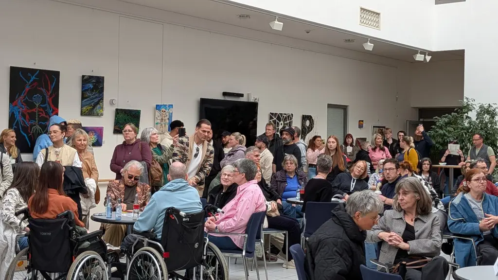 Foto: Besucherinnen und Besucher der Kunstausstellung &bdquo;Vielsichtig&ldquo;.