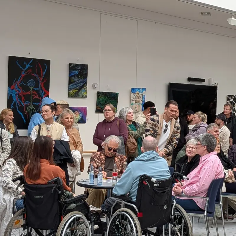 Foto: Besucherinnen und Besucher der Kunstausstellung &bdquo;Vielsichtig&ldquo;.