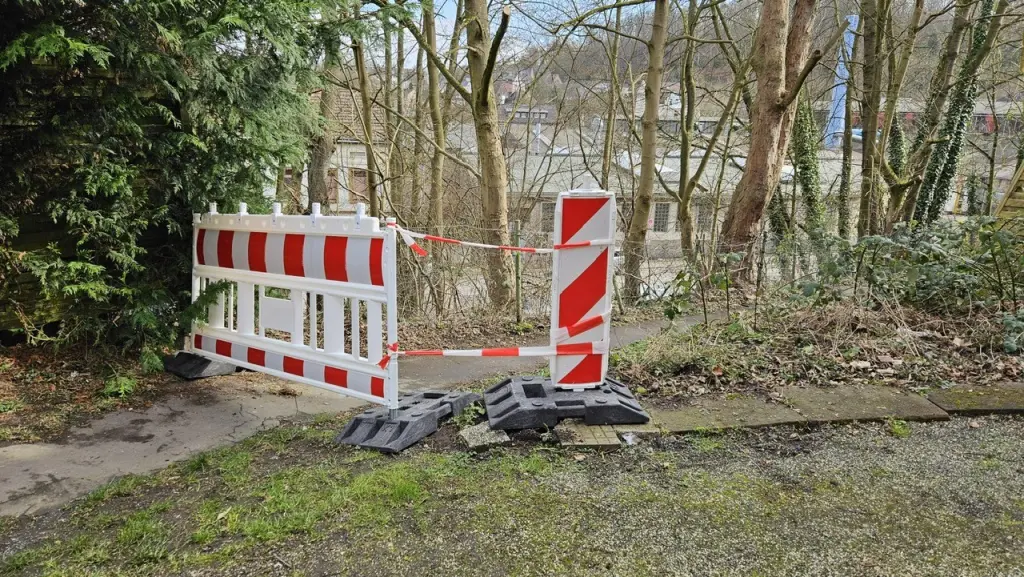 Foto: Eine Barrikade blockiert einen Fu&szlig;g&auml;ngerweg.