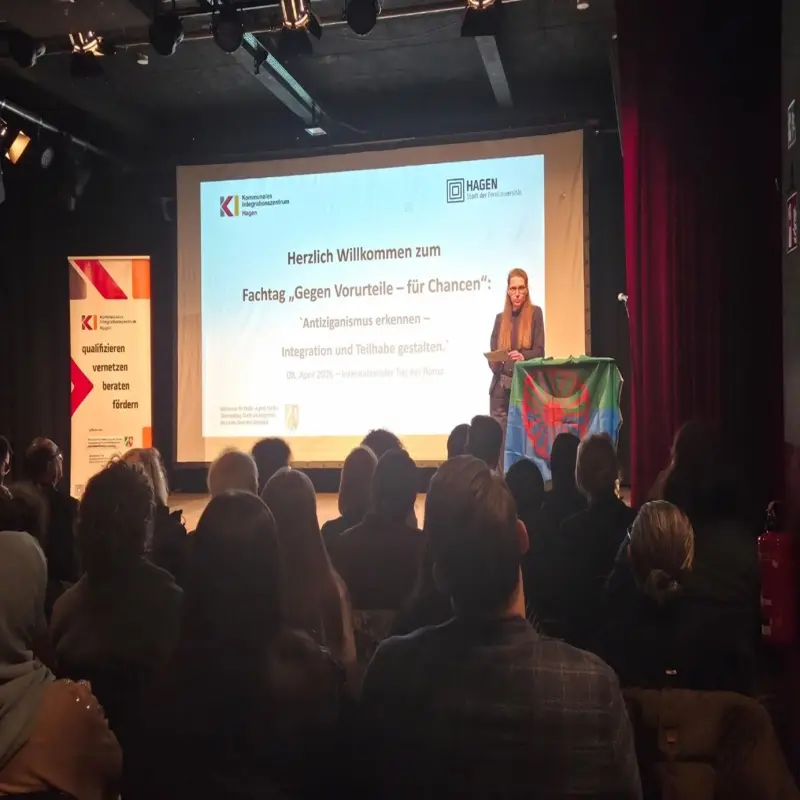 Foto: Martina Soddemann, Erste Beigeordnete der Stadt Hagen, begr&uuml;&szlig;te die Teilnehmenden zu dem Fachtag auf einer B&uuml;hne mit einer Pr&auml;sentation.