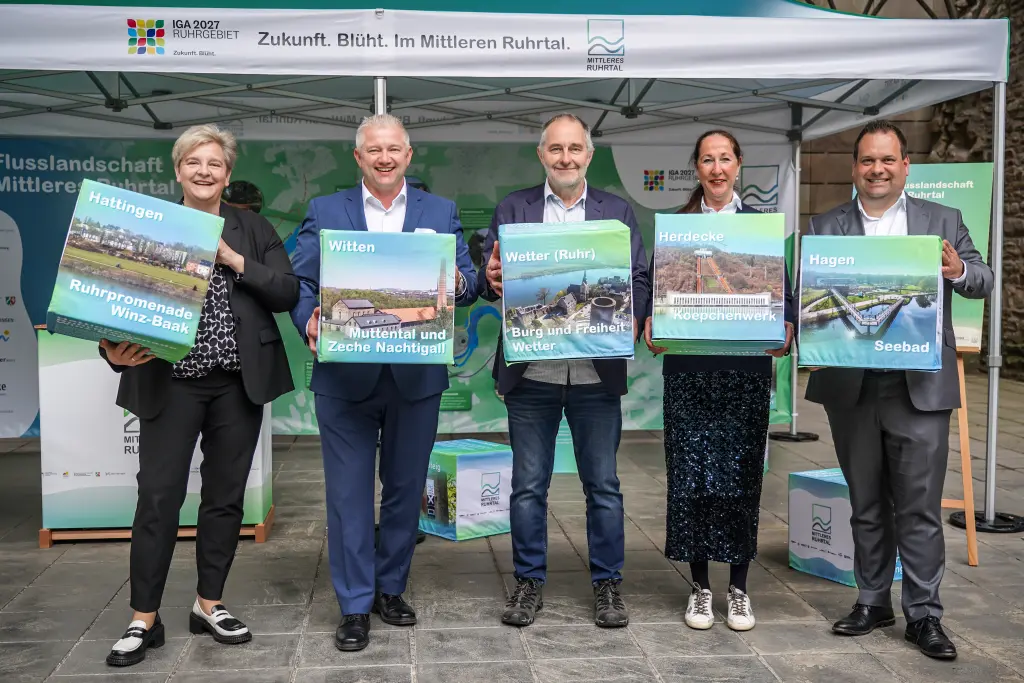 Ein Gruppenbild von f&uuml;nf Vertreterinnen und Vertretern Projektgemeinschaft &bdquo;Mittleres Ruhrtal&ldquo;