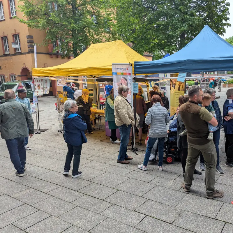 Foto: Zu sehen sind mehrere Infost&auml;nde bei bei der Veranstaltung &bdquo;Hagen bl&uuml;ht auf&ldquo;.