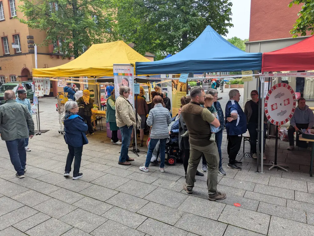Foto: Zu sehen sind mehrere Infostände bei bei der Veranstaltung „Hagen blüht auf“.