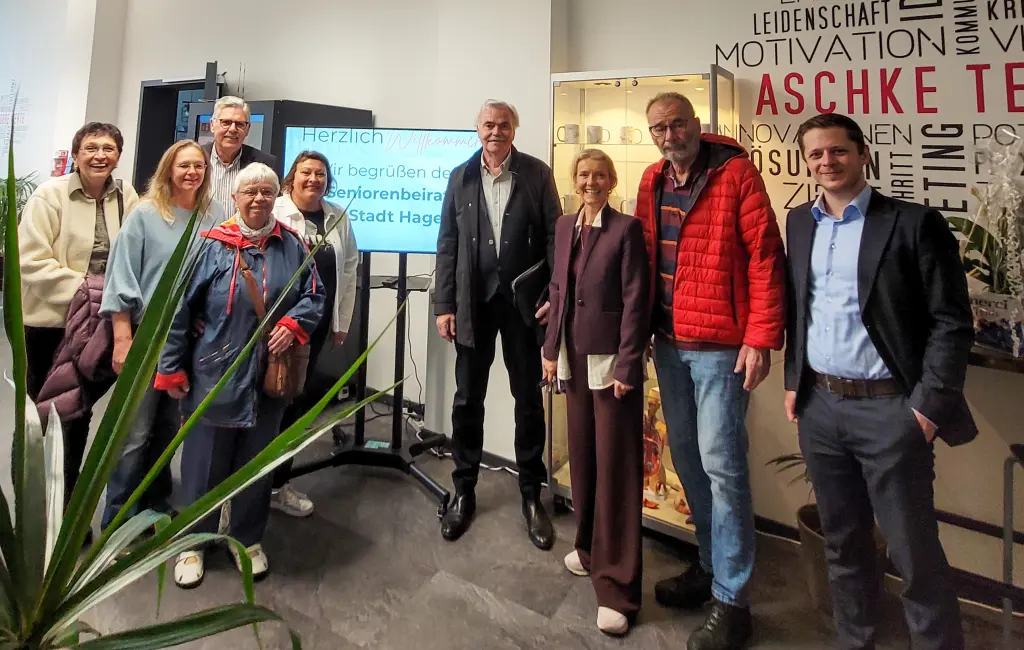 Gruppenfoto: Gemeinsam mit Olivia Aschke (3. v.r.) und Hendrik Klose (1. v.r.) besichtigte der Seniorenbeirat der Stadt Hagen die neue Aschke Pflegeschule in der alten Schraubenfabrik in der Plessenstra&szlig;e.