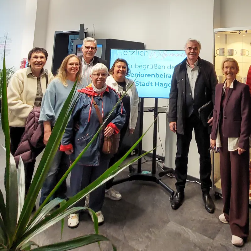 Gruppenfoto: Gemeinsam mit Olivia Aschke (3. v.r.) und Hendrik Klose (1. v.r.) besichtigte der Seniorenbeirat der Stadt Hagen die neue Aschke Pflegeschule in der alten Schraubenfabrik in der Plessenstra&szlig;e.