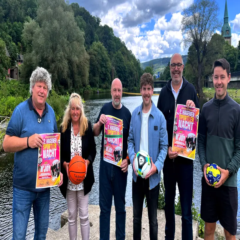 Gruppenfoto an der Lenne in Hohenlimburg: (v.l.) Ralf Kriegel (SZS), Nicole V&ouml;lkel, Frank Gaca und Andr&eacute; S&auml;nger (alle SSB), Karsten-Thilo Raab (SZS) und Tim Fischer (SSB).