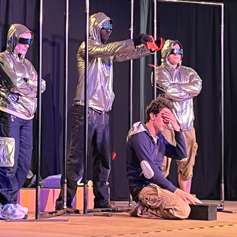 Foto: Vier Figuren des Theaterst&uuml;cks spielen eine Szene auf der B&uuml;hne.