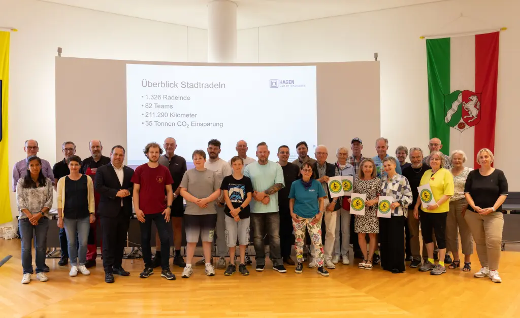 Gruppenfoto: Oberb&uuml;rgermeister Dennis Rehbein mit den Teilnehmenden des &bdquo;STADTRADELNs&ldquo;.