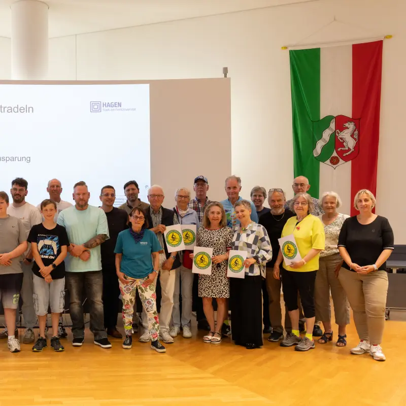 Gruppenfoto: Oberb&uuml;rgermeister Dennis Rehbein mit den Teilnehmenden des &bdquo;STADTRADELNs&ldquo;.